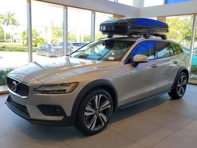2024 Volvo V60 Cross Country B5 Plus