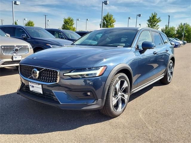 2024 Volvo V60 Cross Country B5 Plus