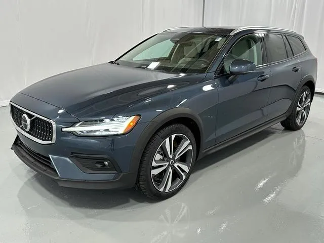2025 Volvo V60 Cross Country B5 Plus