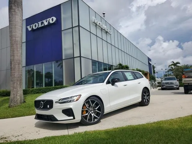 2025 Volvo V60 Plug-In Hybrid T8 Polestar Engineered