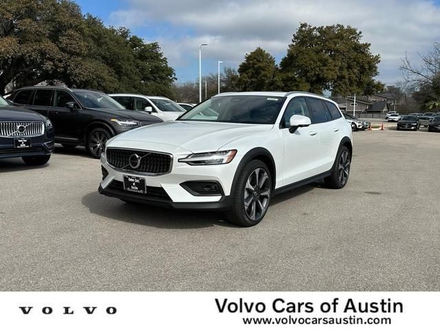 2024 Volvo V60 Cross Country B5 Plus
